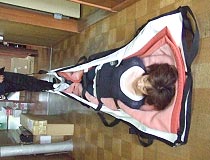 緊急時毛布を敷いて1人でひっぱり安全に移動出来ます